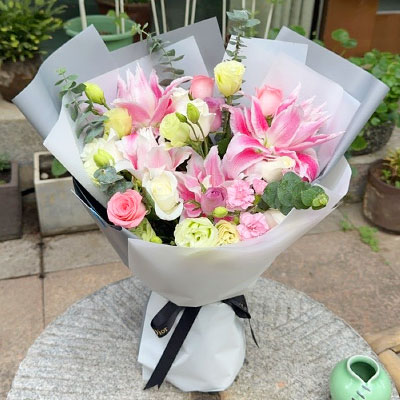 泸州9朵玫瑰混搭百合，爱恋纯真无邪